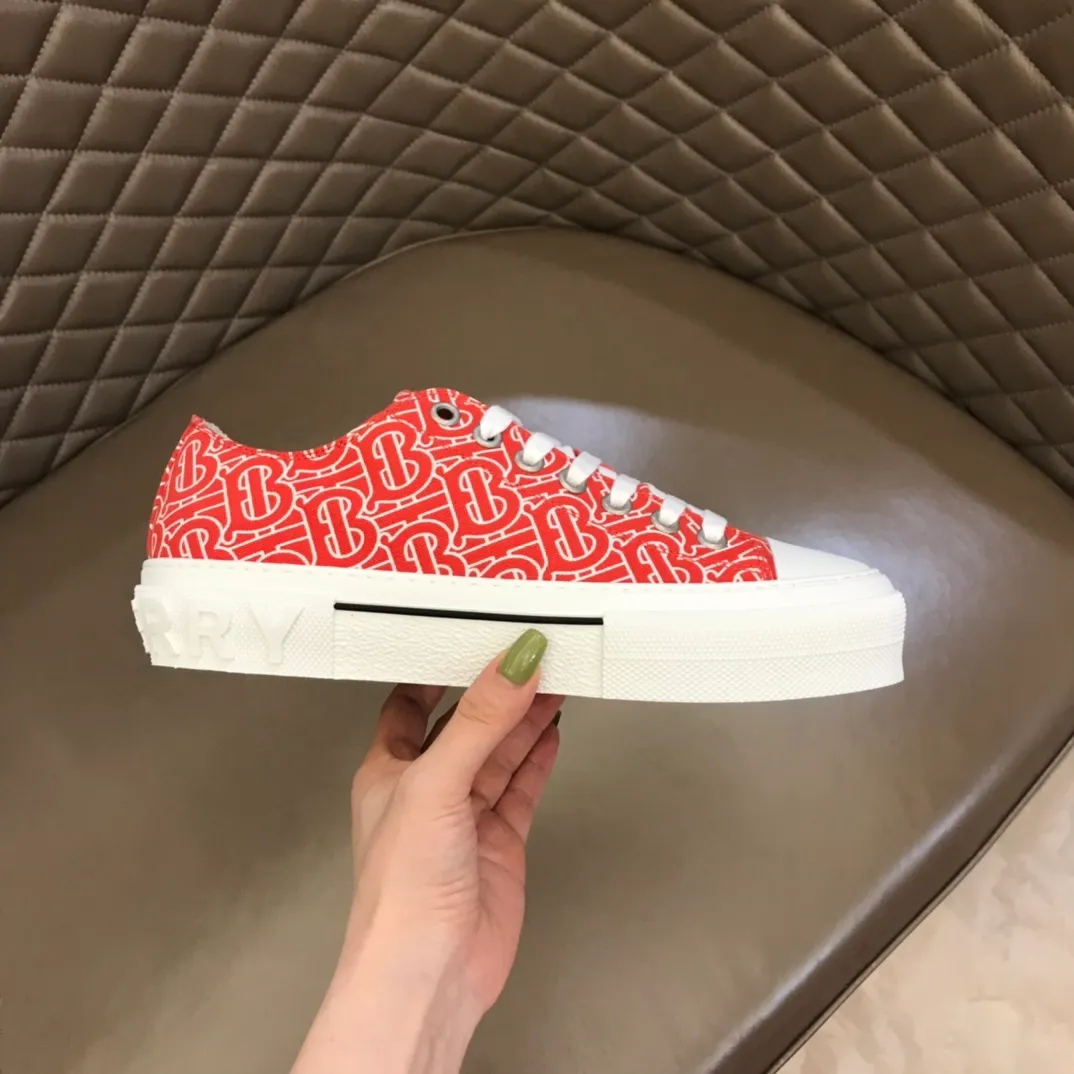 Men's Shoes 💰380 B's men's classic low-top sneakers are reinterpreted in Vintage checkered cotton material and decorated with a new brand logo. First-grain cowhide lining, embossed Burberry lettering logo on the heel, original outsole! 38-46